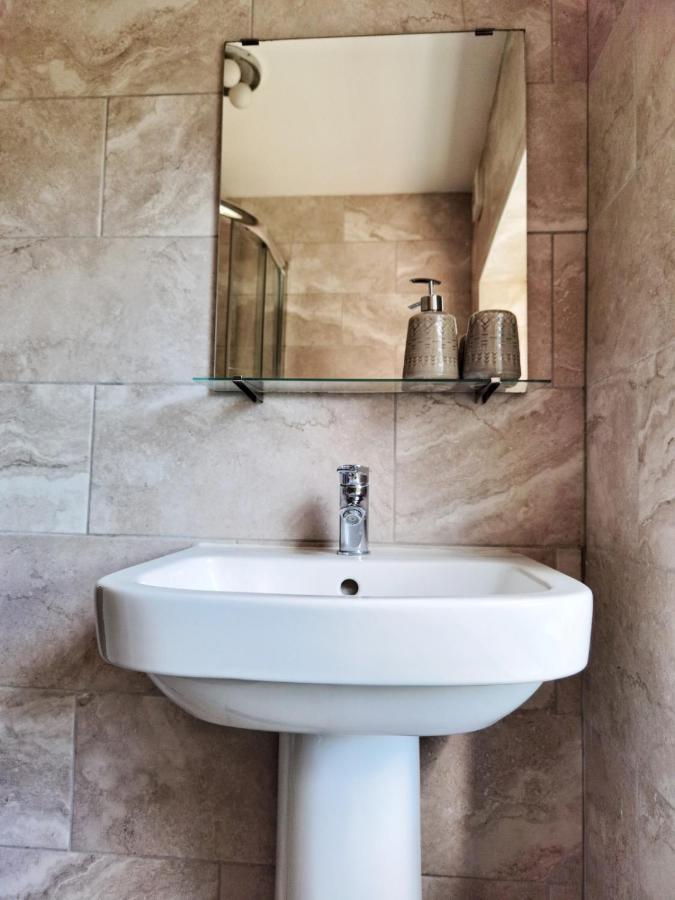 ノッティンガム Perry Road, Beautiful Large House Available For Guests And Contractors Parking Wifiヴィラ エクステリア 写真